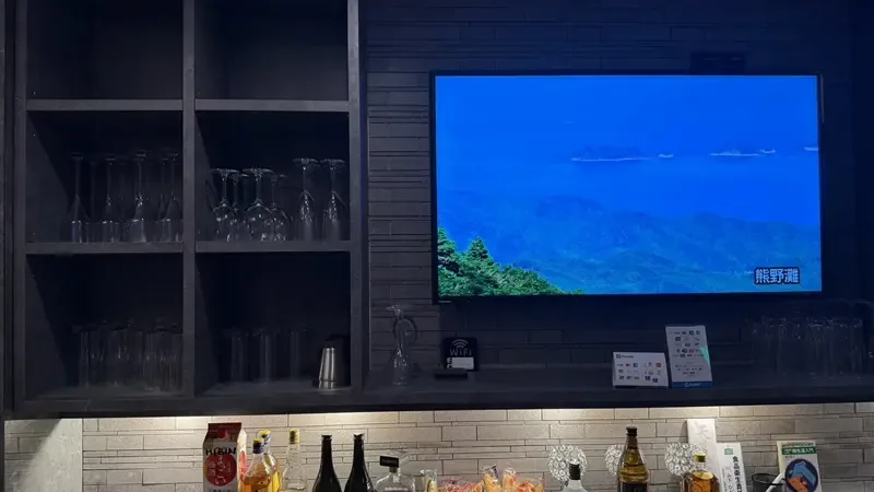 占いBAR HIBIKIのボトル棚と店内設備