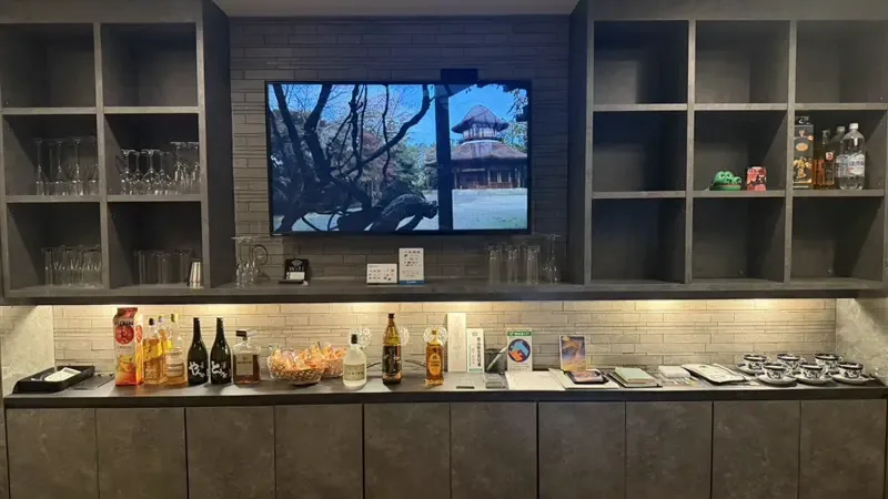 占いBAR HIBIKIのボトル棚とカウンター