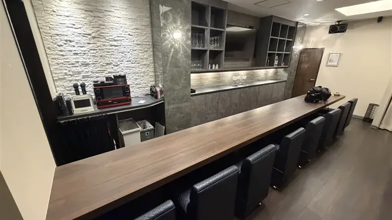 占いBAR HIBIKIの新店舗カウンターと店内全景